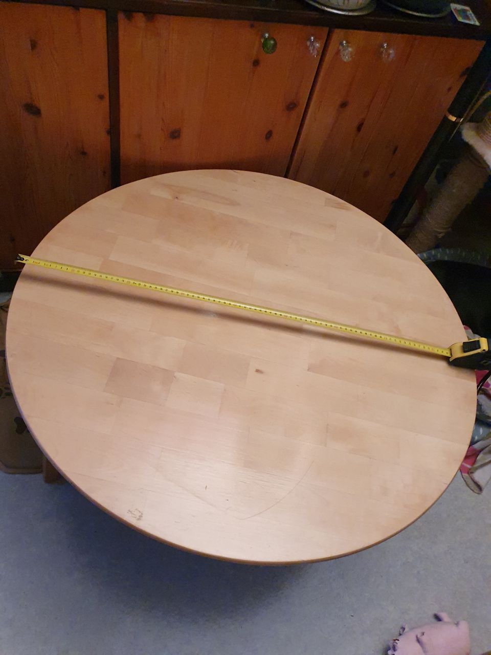 Pyöreä koivupuinen sohvapöytä. Pöydän mitat: Halkaisija 88 cm, korkeus 45 cm.