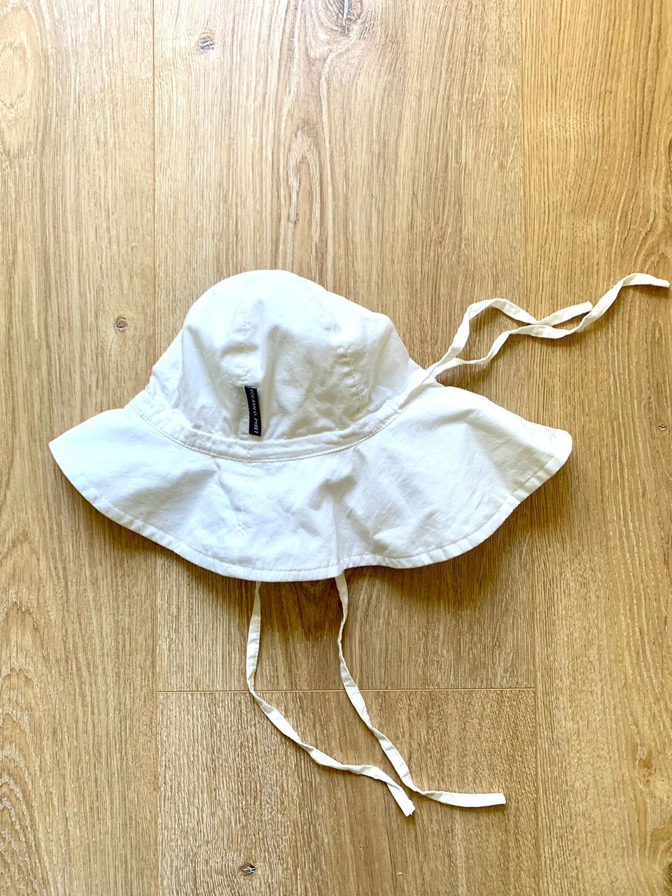 POPin valkoinen UV hattu 50+ vauvalle 44/46