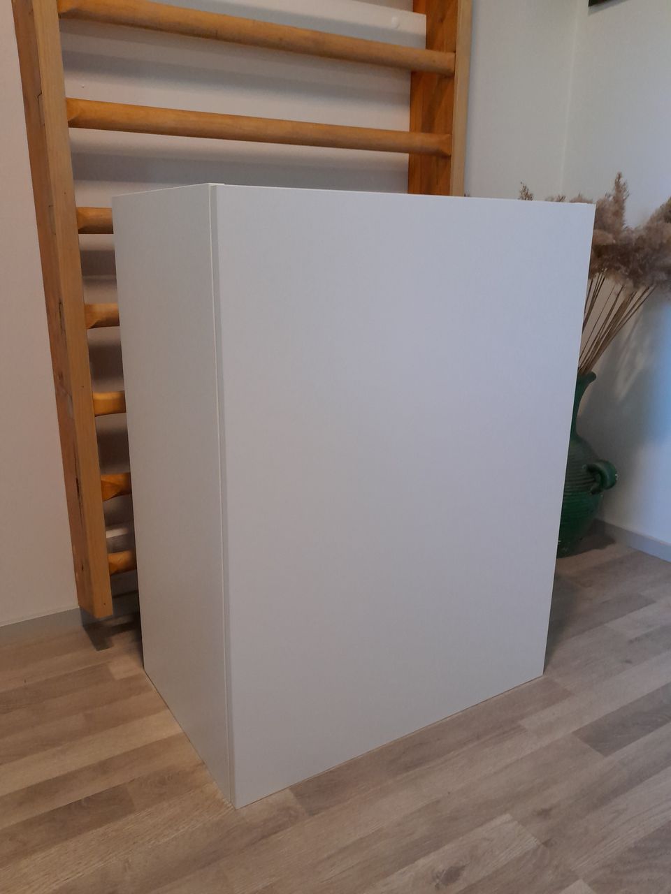 Mattavalkoinen Ikea yläkaappi