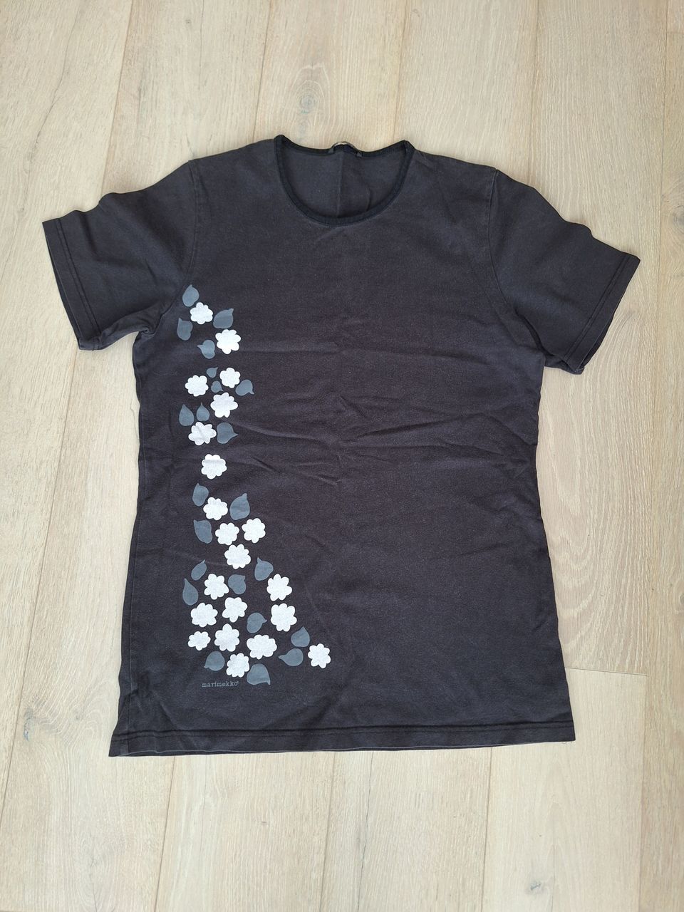 Tummanharmaa Marimekko t-paita