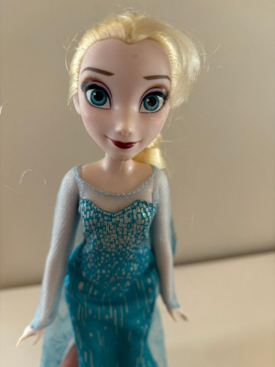 Elsa-nukke ja taskulamppu Frozen heijastuskuvilla