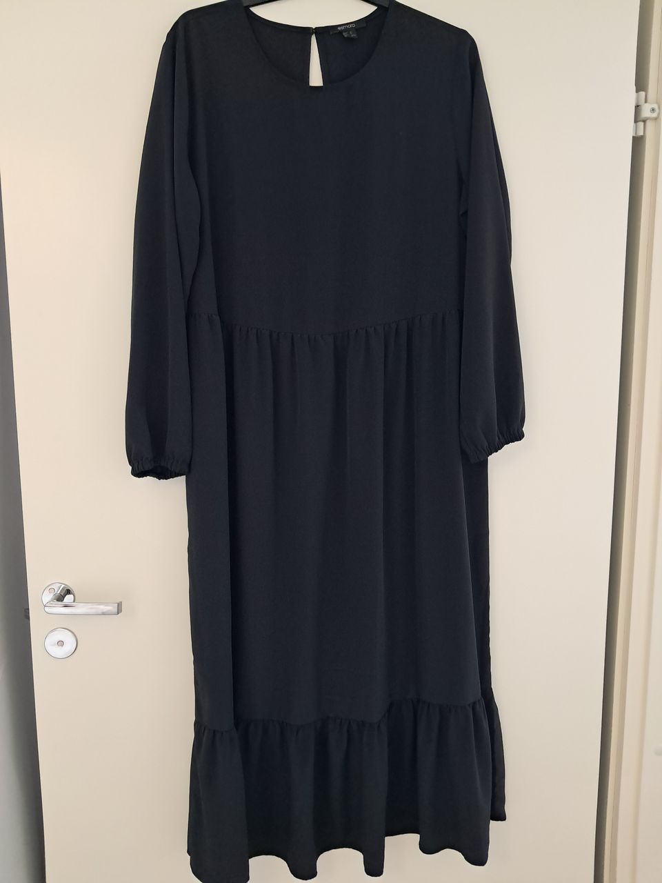 Musta mekko, koko 42