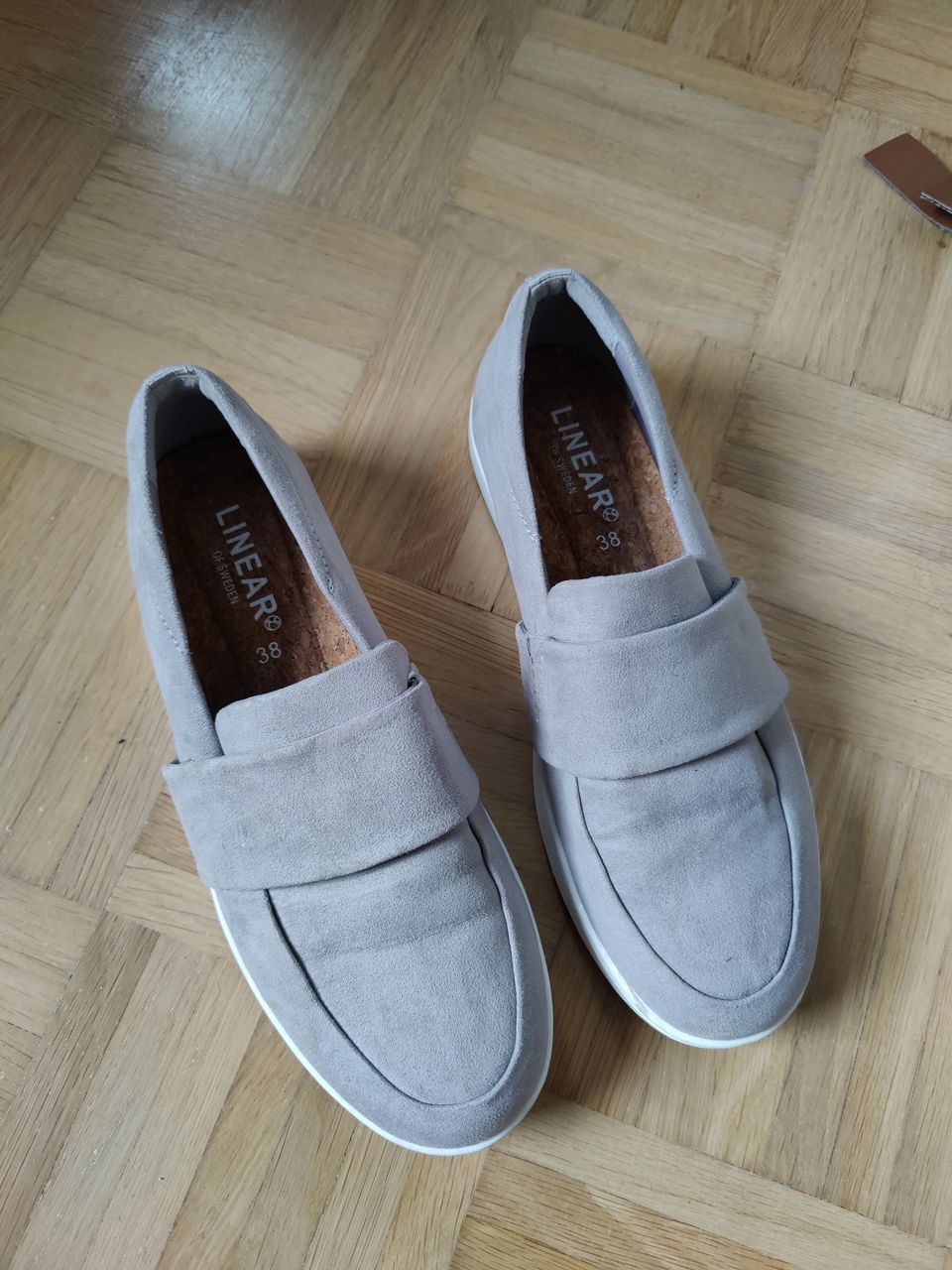 Harmaat loaferit