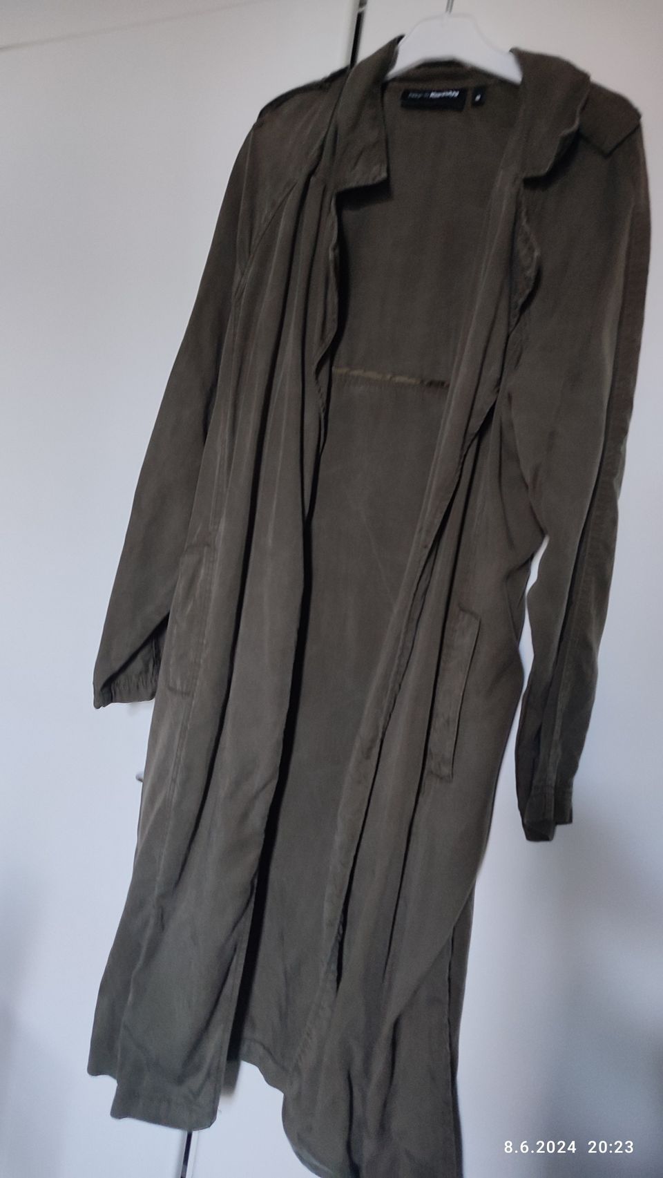 Tummanvihreä pitkä takki