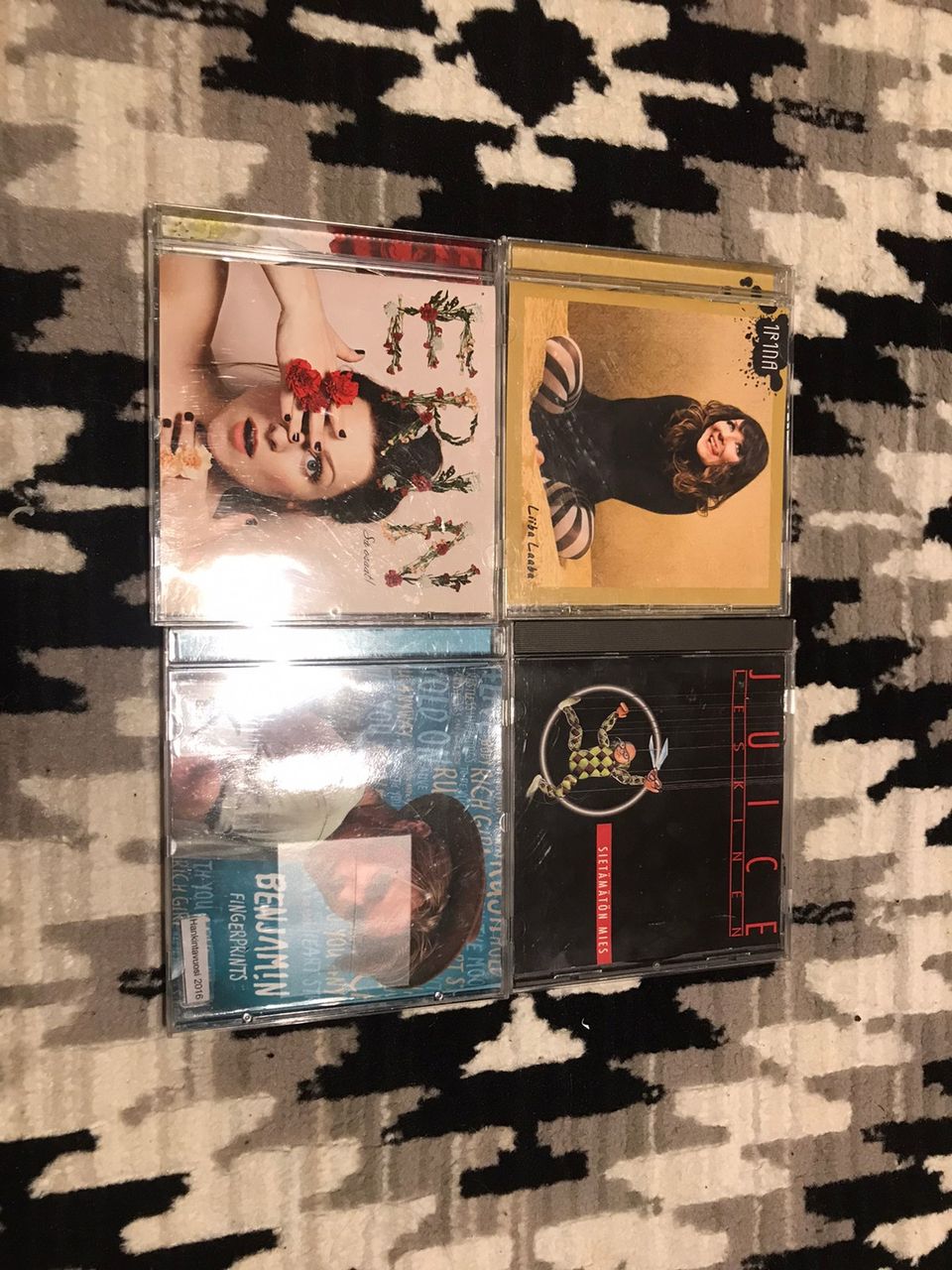 Neljä CD-levyä