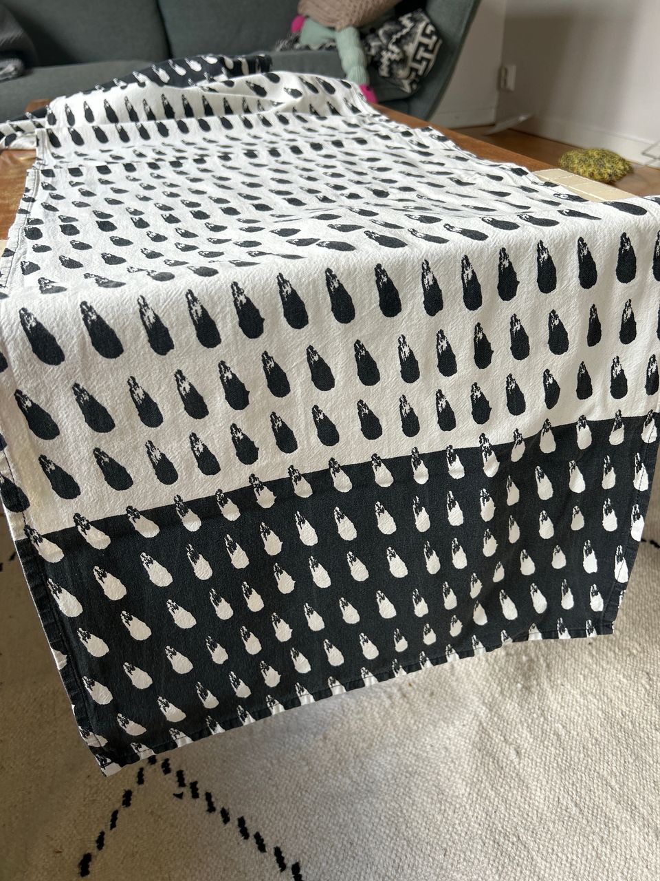Mustavalkoinen pöytäliina, 45x150 cm