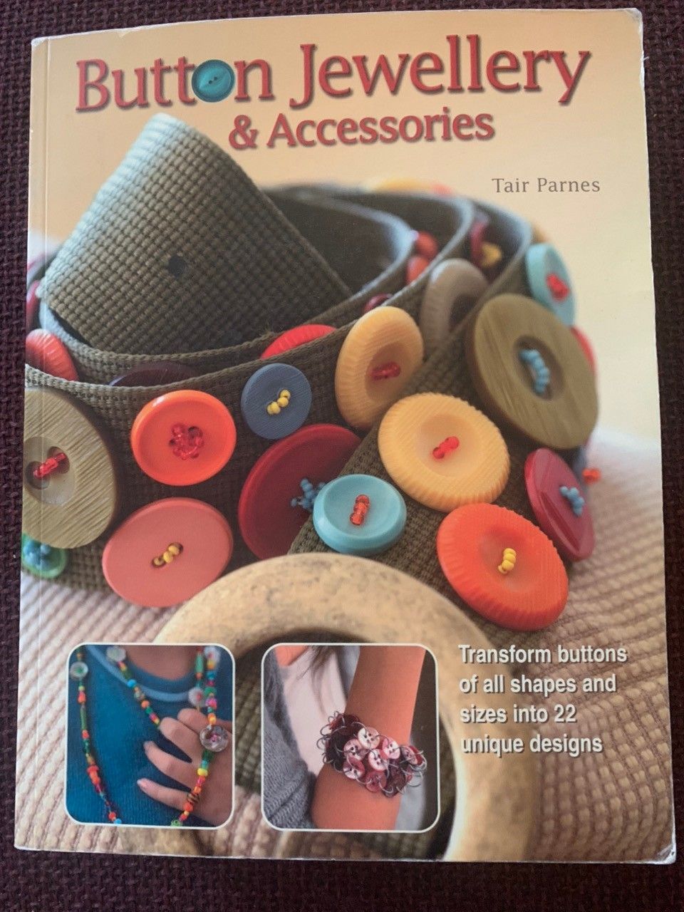 Käsityökirja Button Jewellery & Accessories -kirja