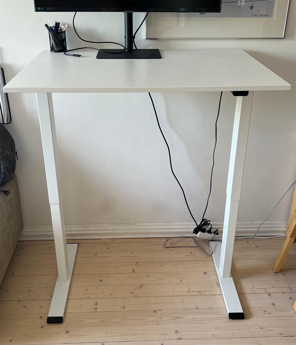 Electric desk with adjustable height