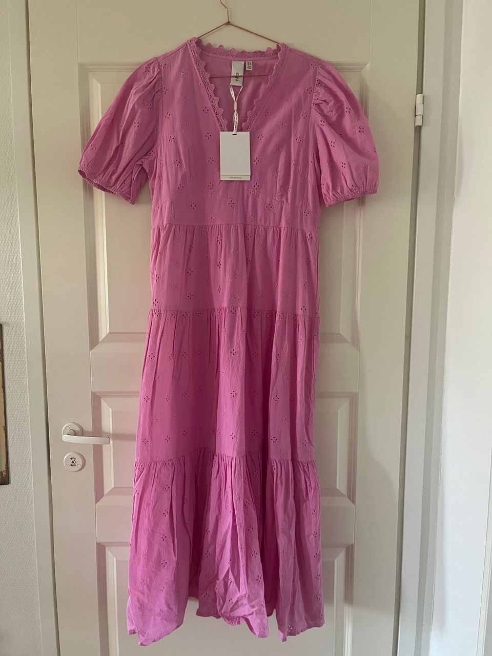 Yas uusi pinkki mekko
