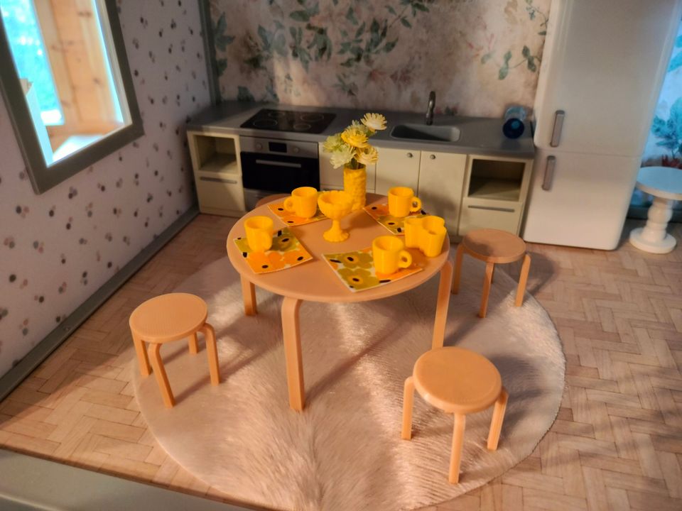 Minimaailmaan pöytä jakkarat astiat matto