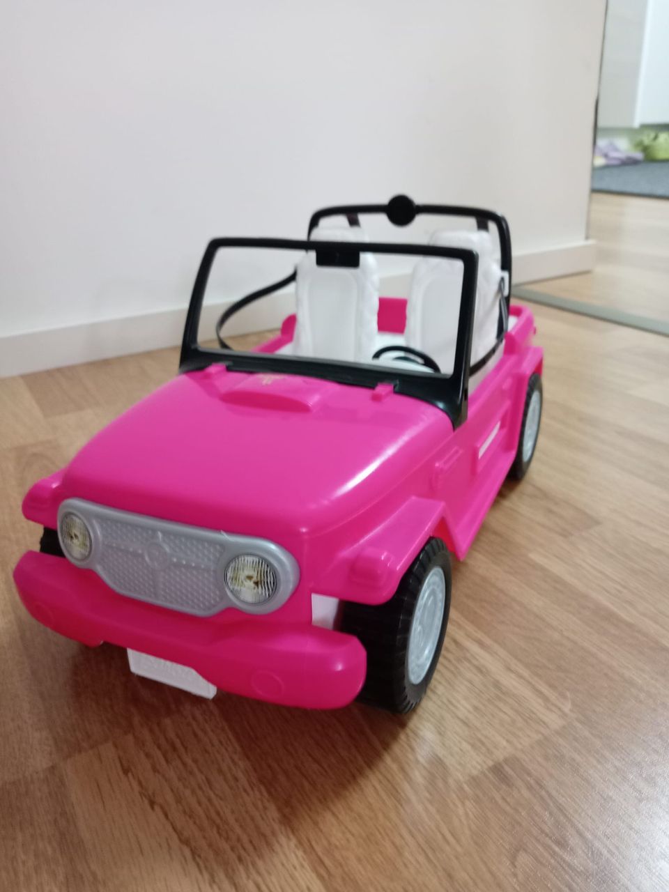 Barbie jeeppi auto