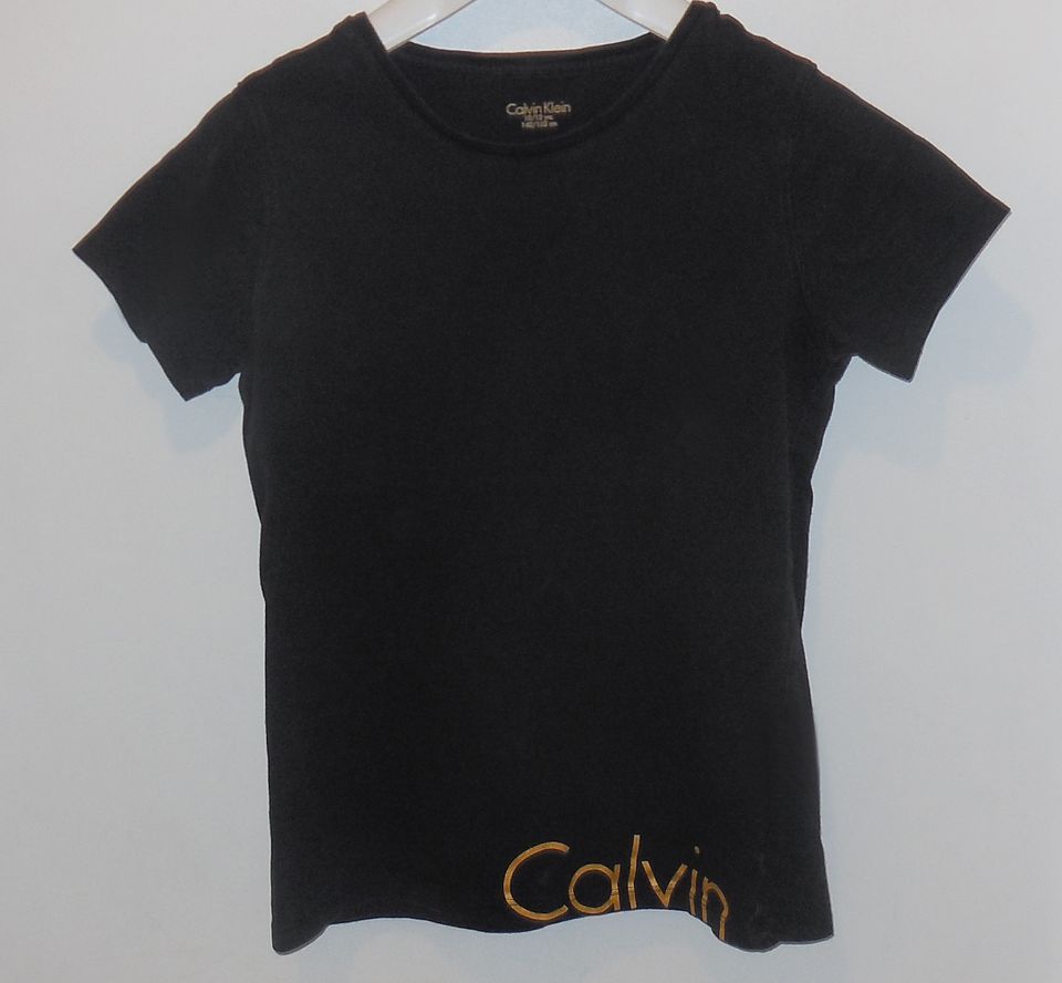 Calvin Klein musta T-paita kullanhohtoisella logoprintillä 140-152 cm (10-12)