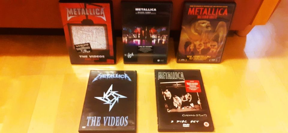 Musiikki Dvd-levyjä kasa: Lemmy,Metallica,Deep Purple yms
