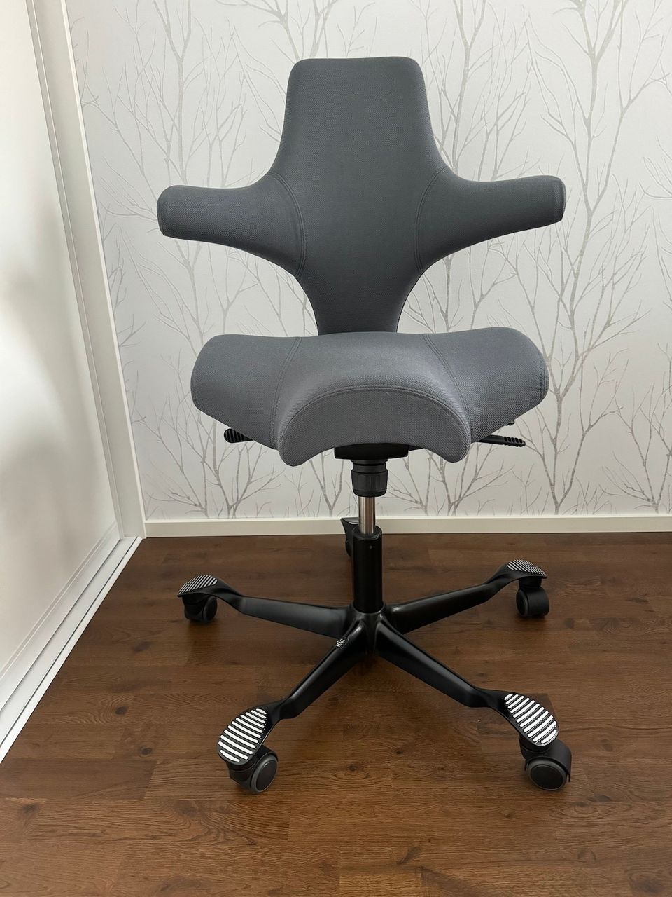 HÅG Capisco 8106 - ergonominen toimistotuoli (uudenveroinen)