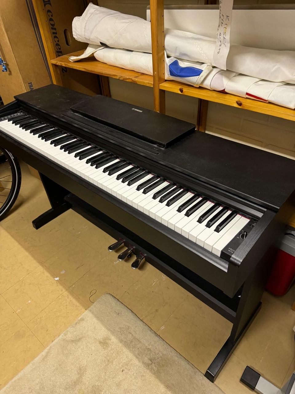 Yamaha Arius YDP-143 sähköpiano