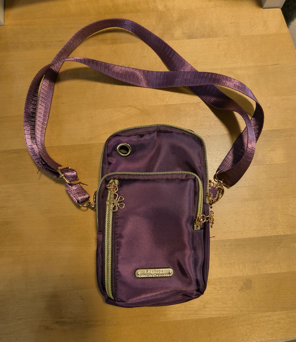 Pikkuinen violetti laukku