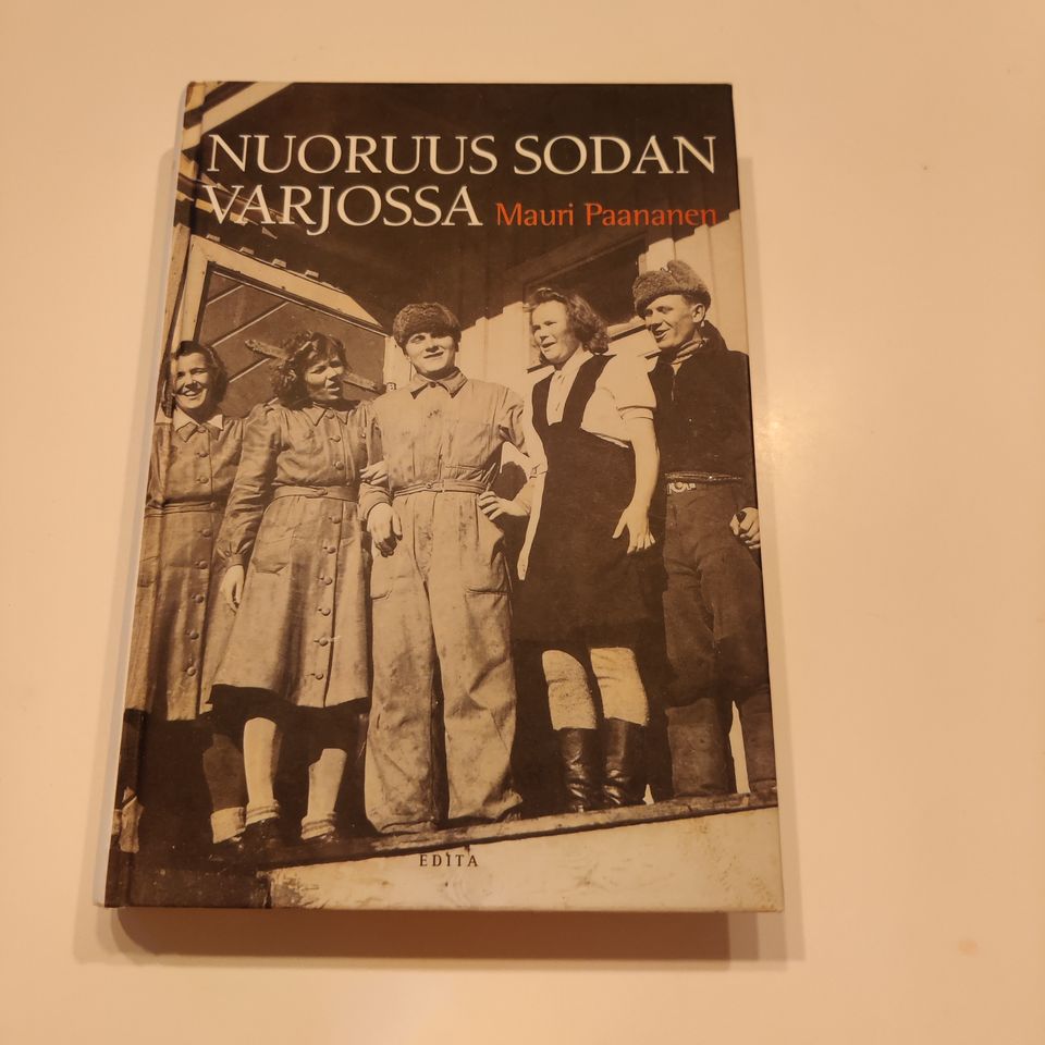 Nuoruus sodan varjossa