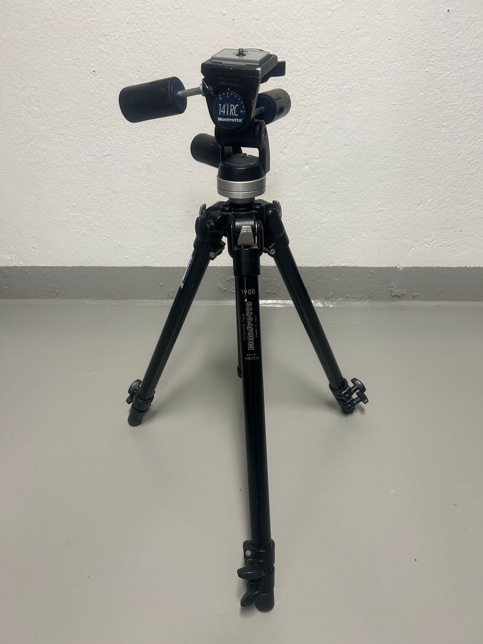 Manfrotto 190B + 141RC kamerajalusta