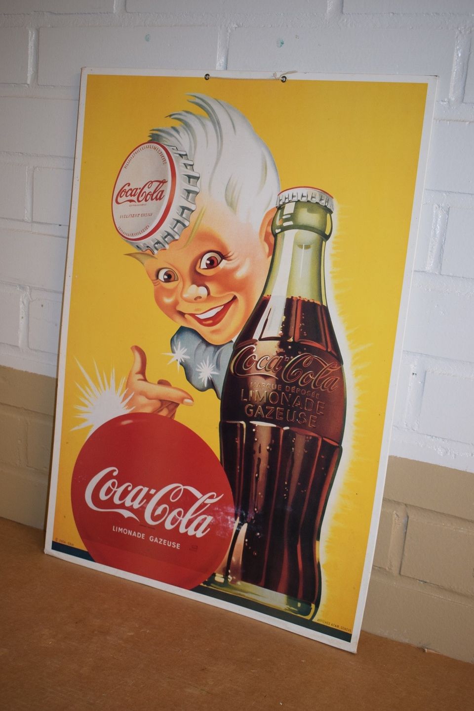 Vanha värikäs Coca-Cola -mainostaulu