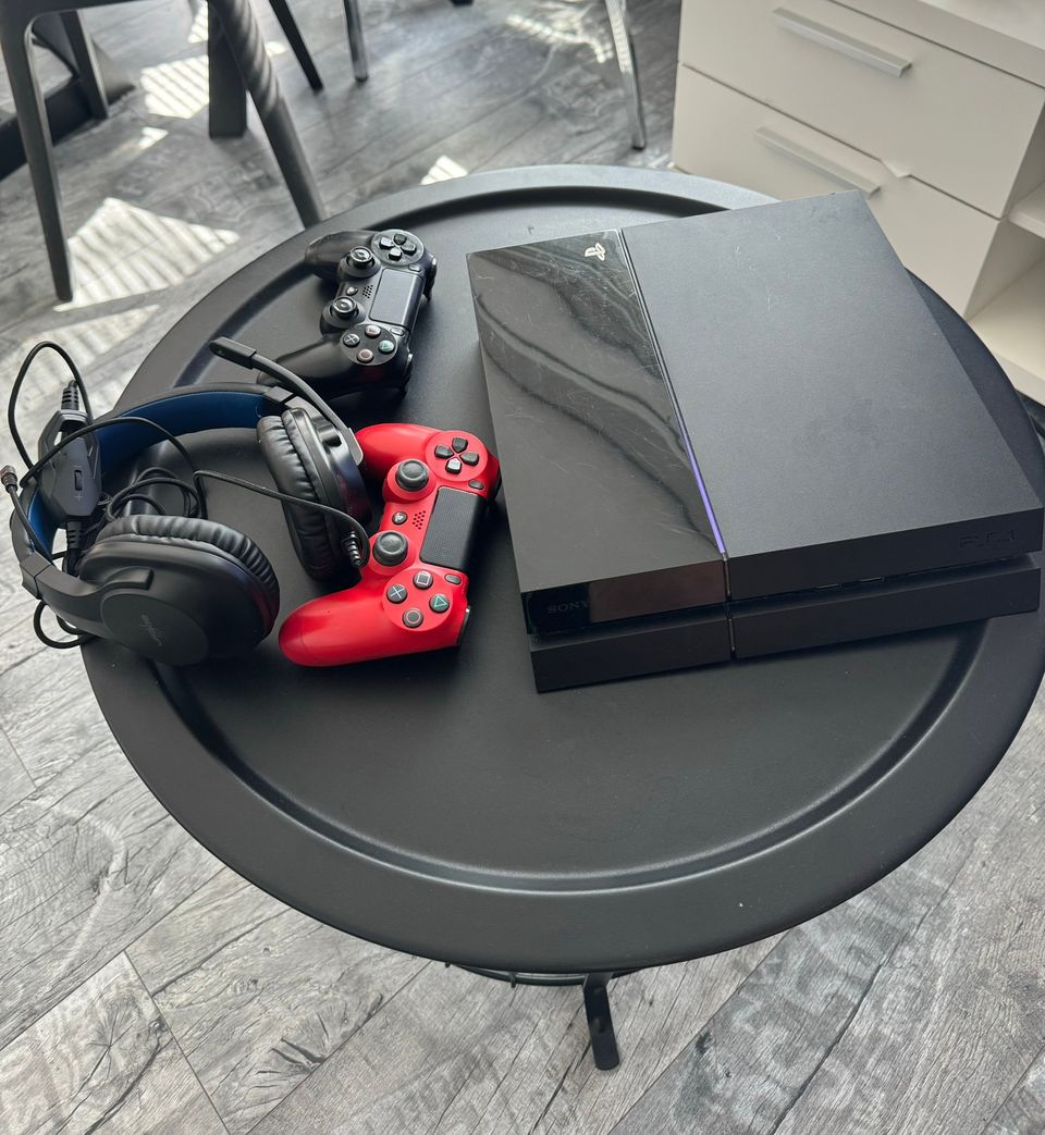 Ps4+2x ohjainta ja kuulokkeet