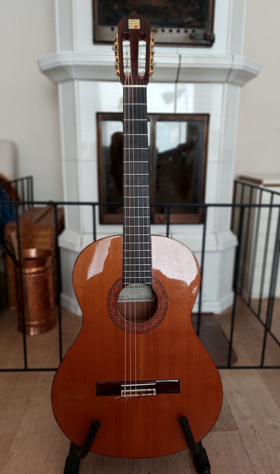 Upea ja laadukas klassinen Alhambra kitara
