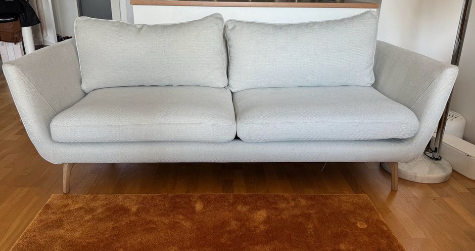 Hyväkuntoinen luonnonvalkoinen sohva