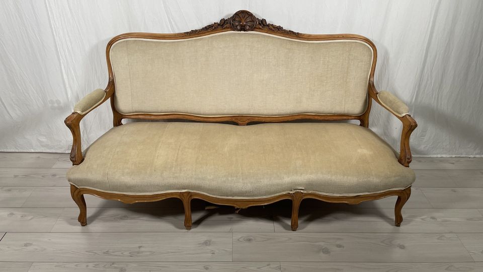 Antiikkinen sohva ja tuoli