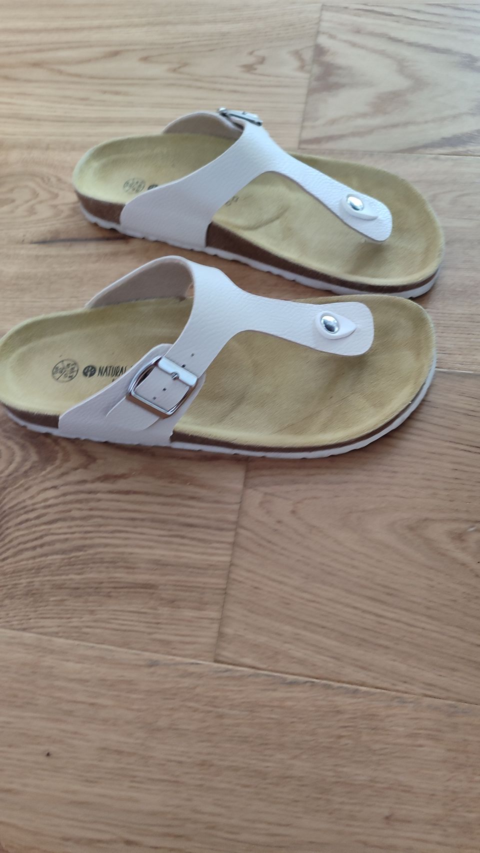Uudenveroiset sandaalit