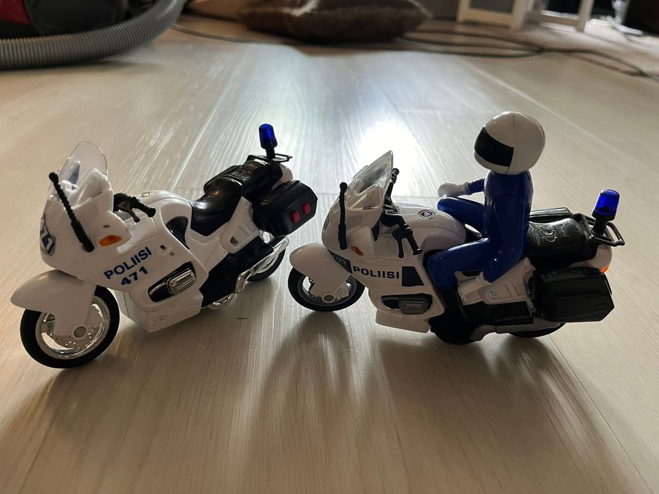 Kaksi poliisimoottoripyörää ja kuski