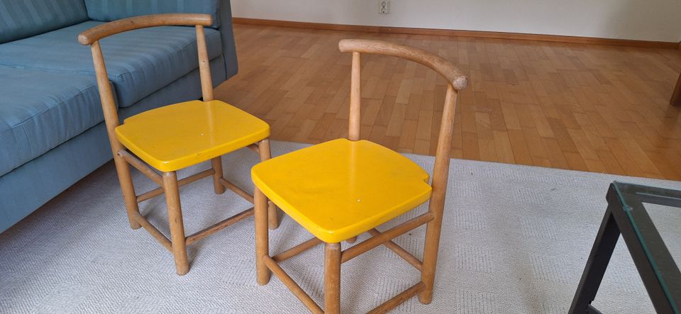 Kaksi lasten tuolia 1960-luvulta