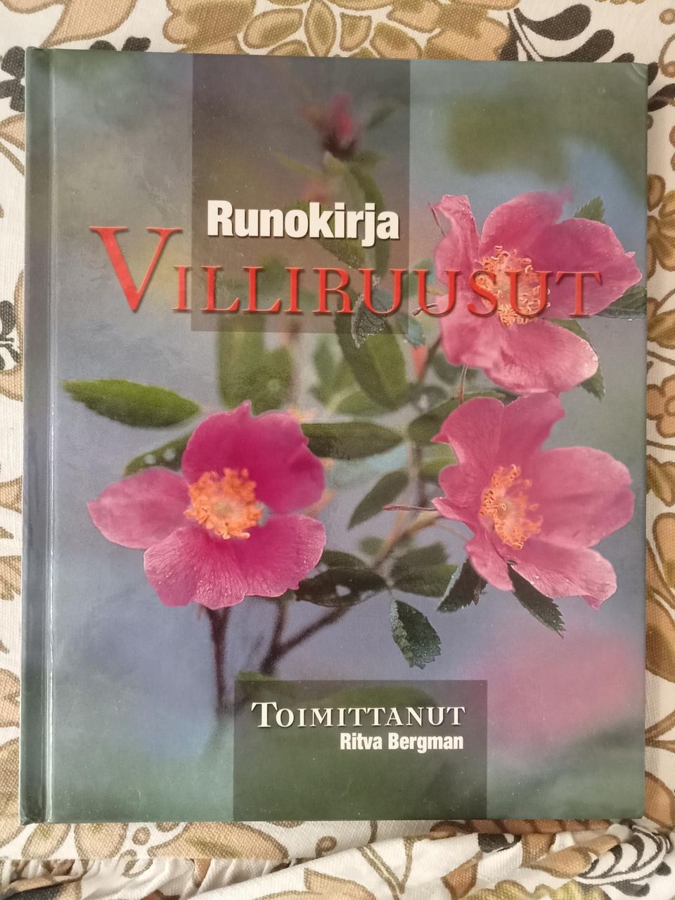 Runokirja Villiruusut