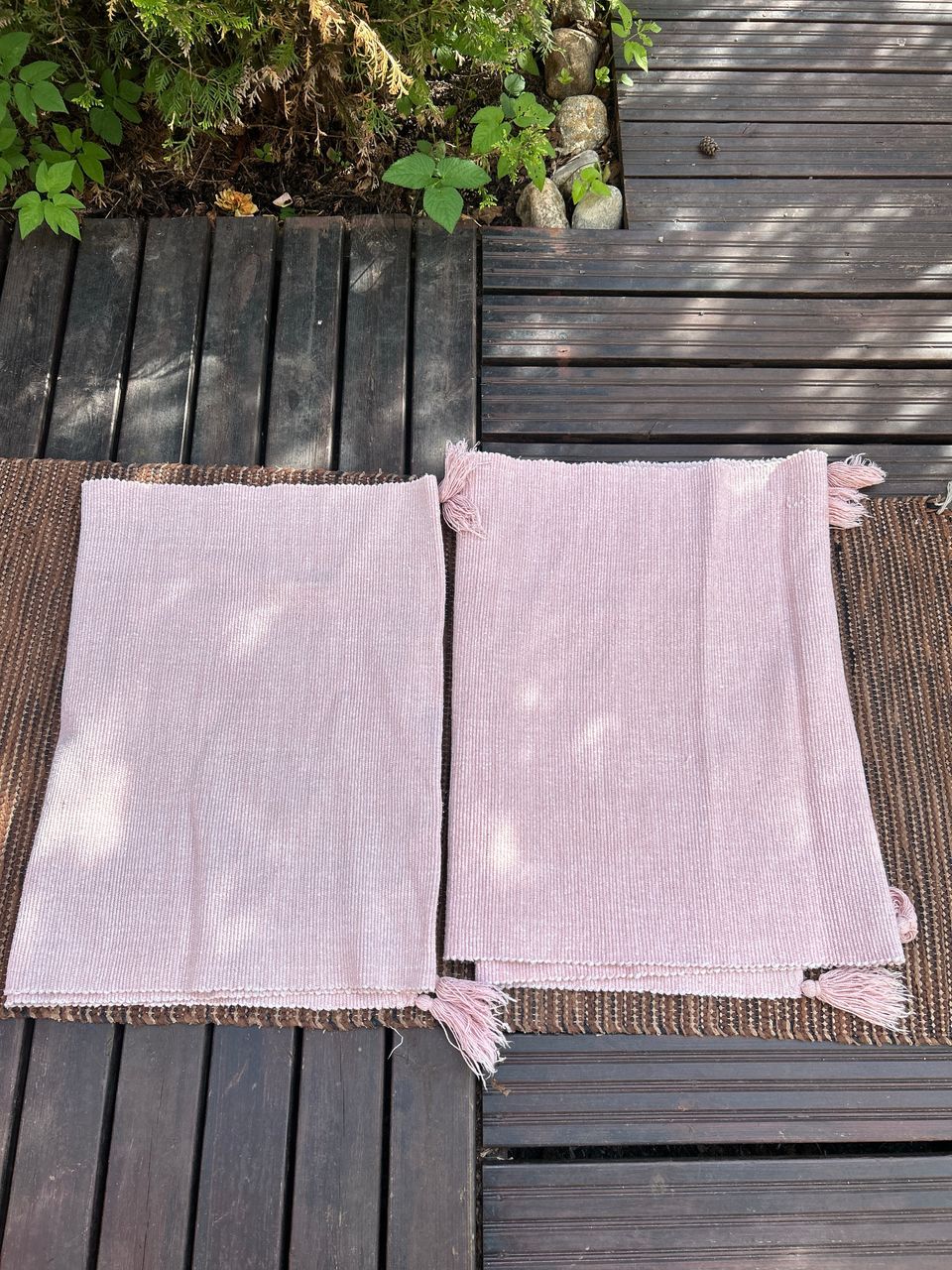 2 vaaleanpunaista mattoa