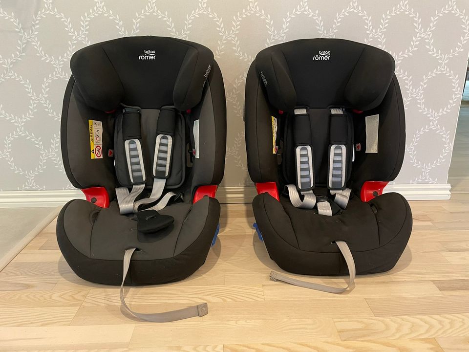 Kaksi Britax multi-tech III istuinta