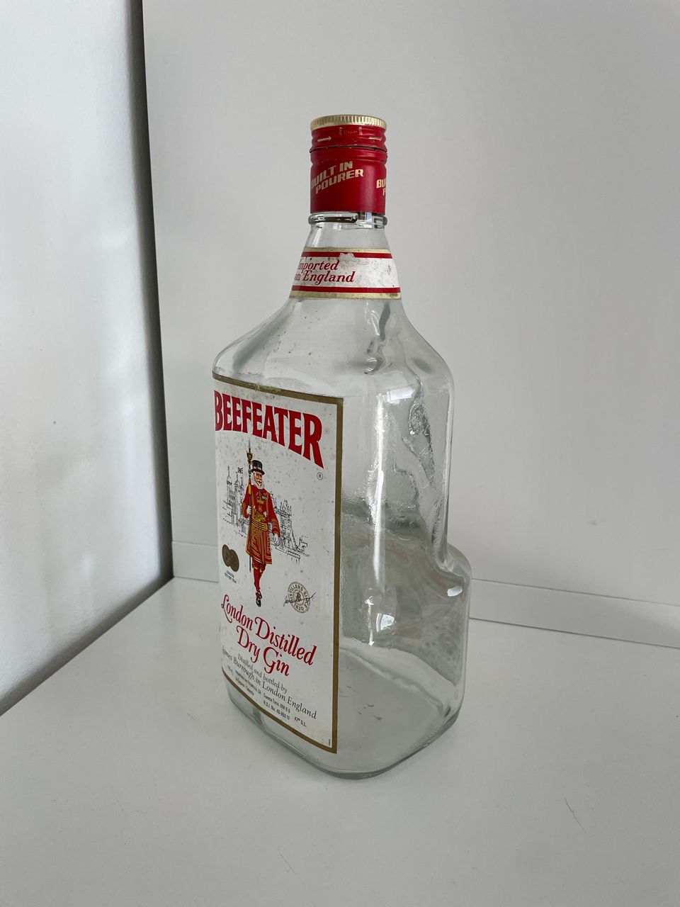 Vanha jja iso kahvallinen Beefeater pullo