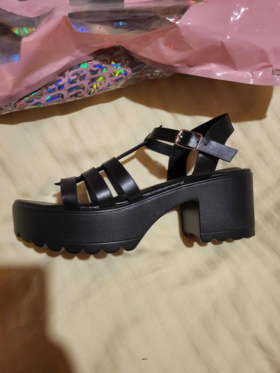Cuccoo mustat korkeapohjaiset sandaalit
