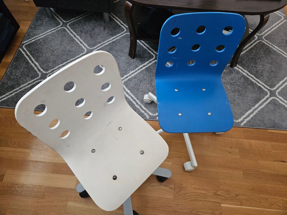 Kaksi lasten tuolia