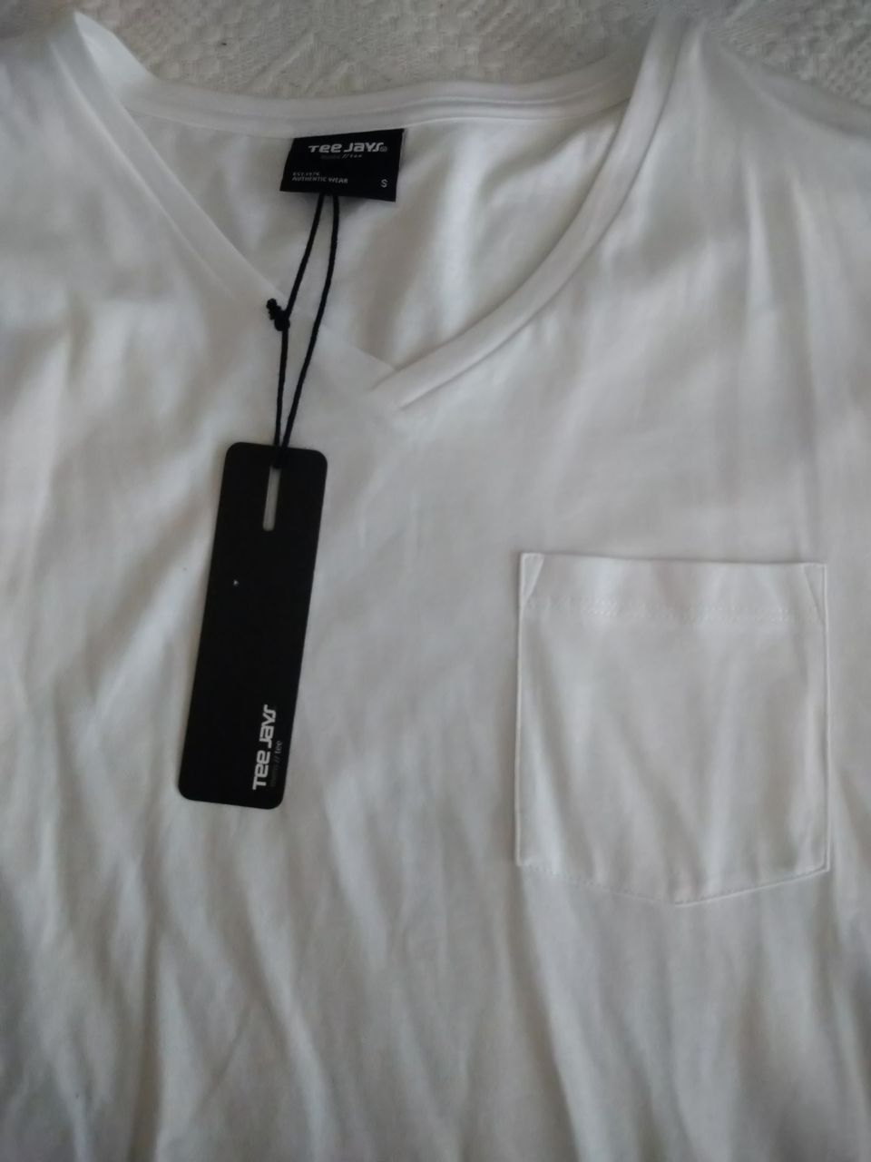 Valkoinen uusi T-paita kokoa S