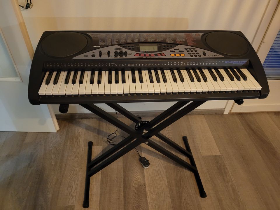 CASIO LK-50 KEYBOARD JALUSTALLA