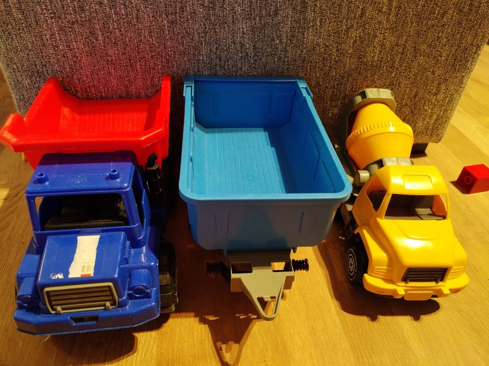 Toy plasto trucks (plasto lelu tractori)