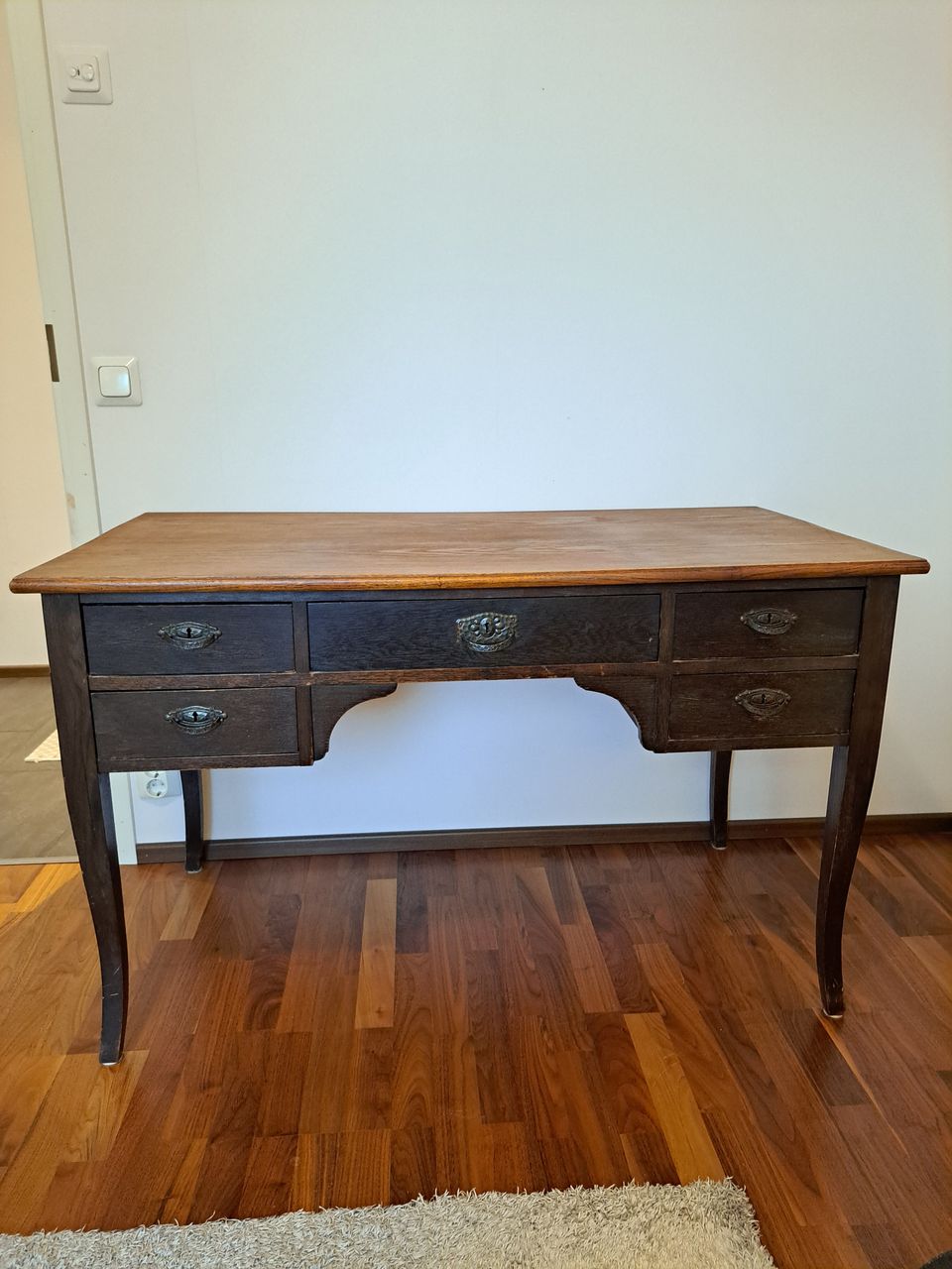 Vanha, puinen kirjoituspöytä
