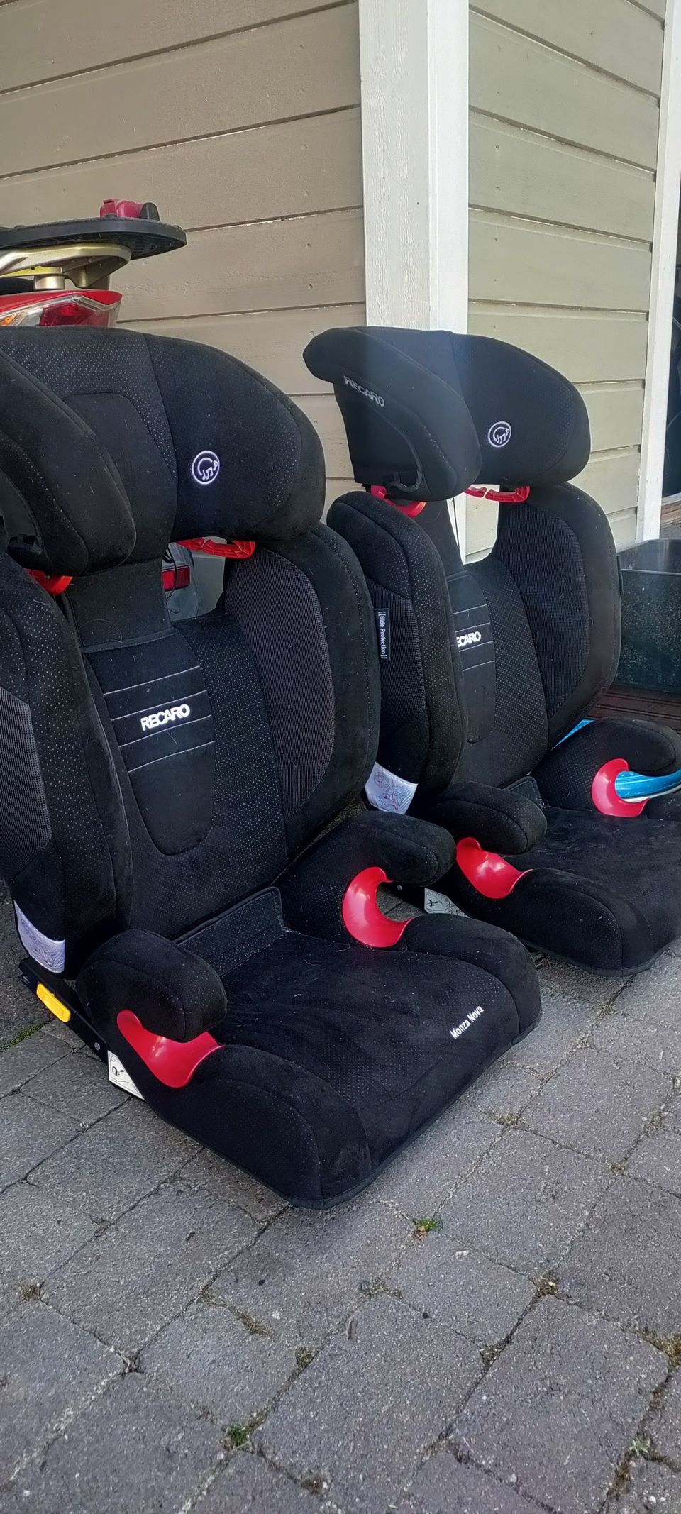 Myydään kaksi Recaro Monza Nova turvaistuinta