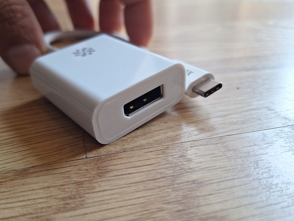 USB-C to DisplayPort Adapteri
