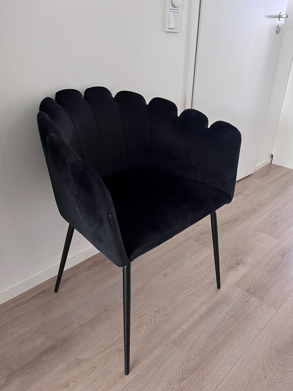 2x samettiset mustat tuolit