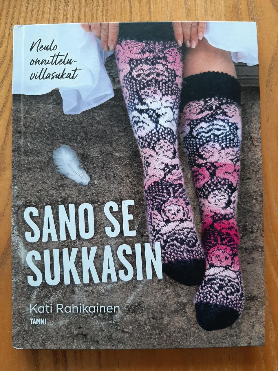 Neulekirja: Sano se sukkasin