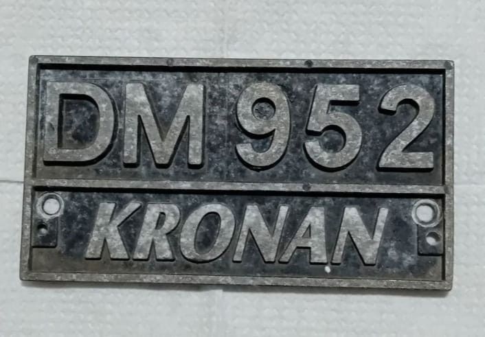 DM 952 Kronan rautakyltti metal sign