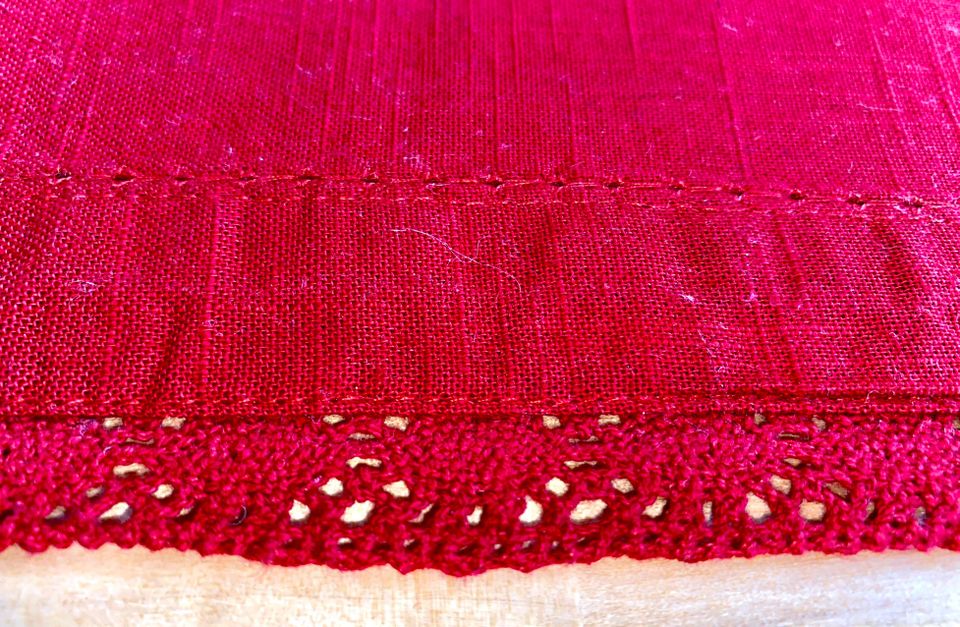 Kirkkaanpunainen kappa, jossa pitsiä, koko 42,5 x 232 cm