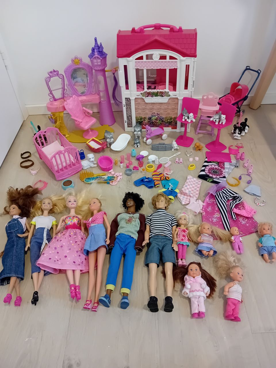 Barbie nukkeja, talo, eläimiä ja tavoroita