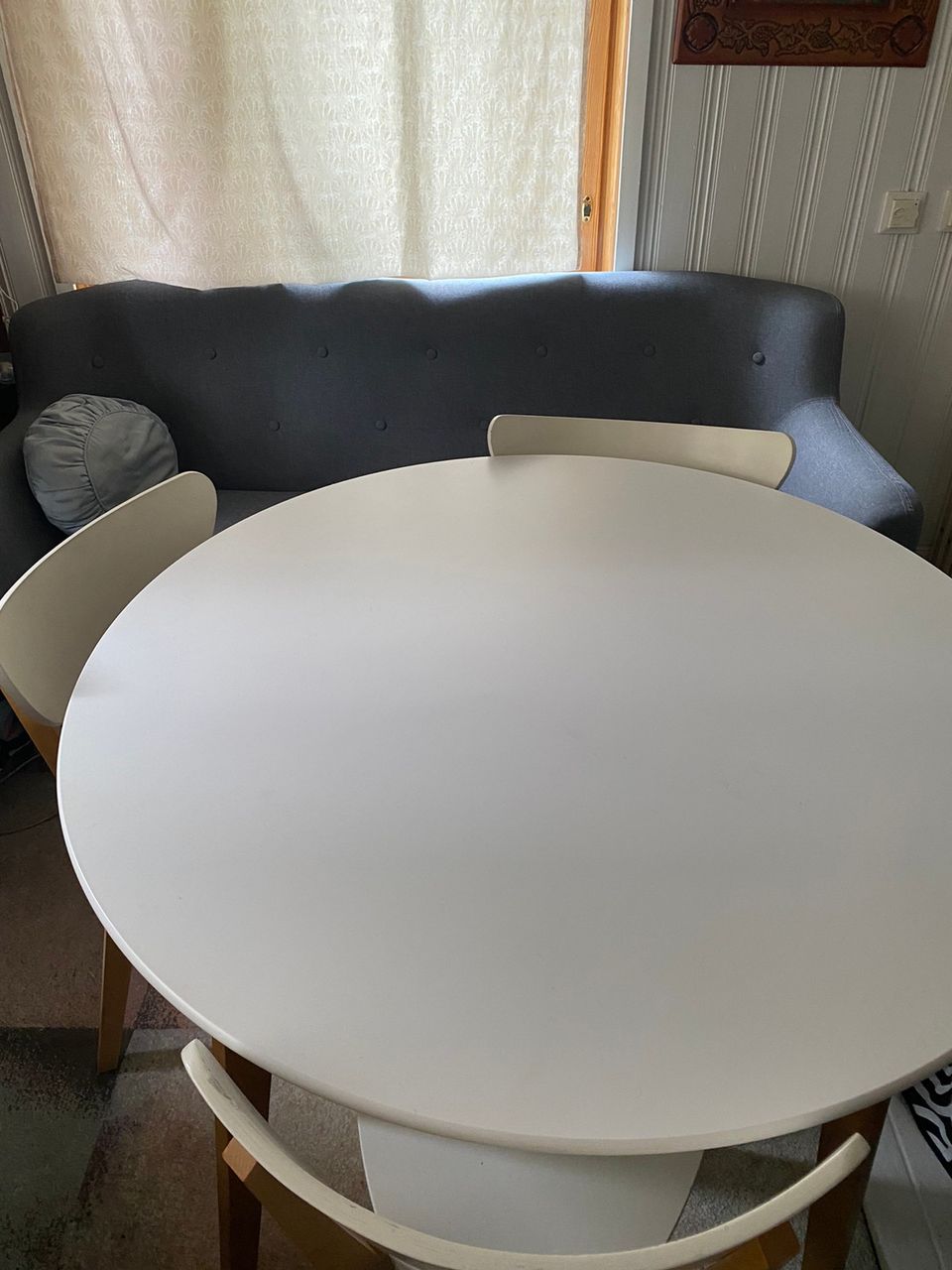 Pyöreä pöytä ja 4 tuolia