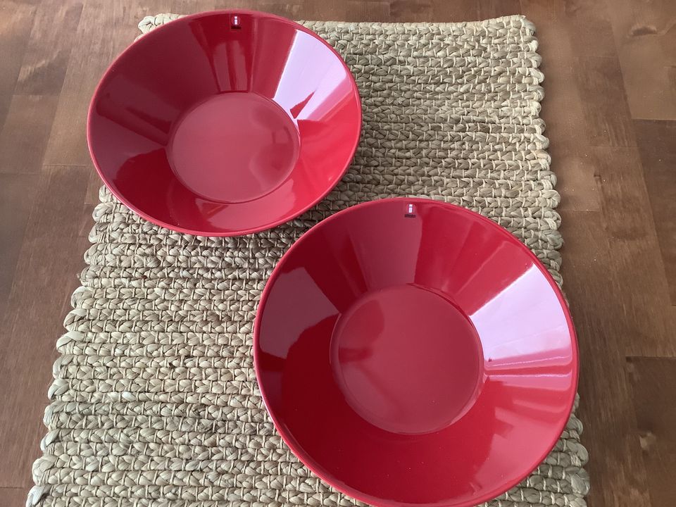 Teema lautaset punaiset