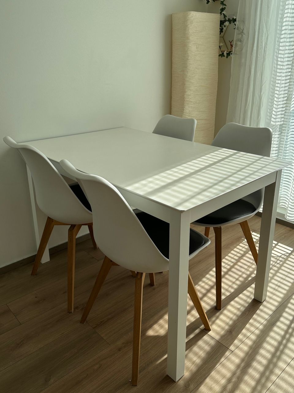 pöytä ja tuolit